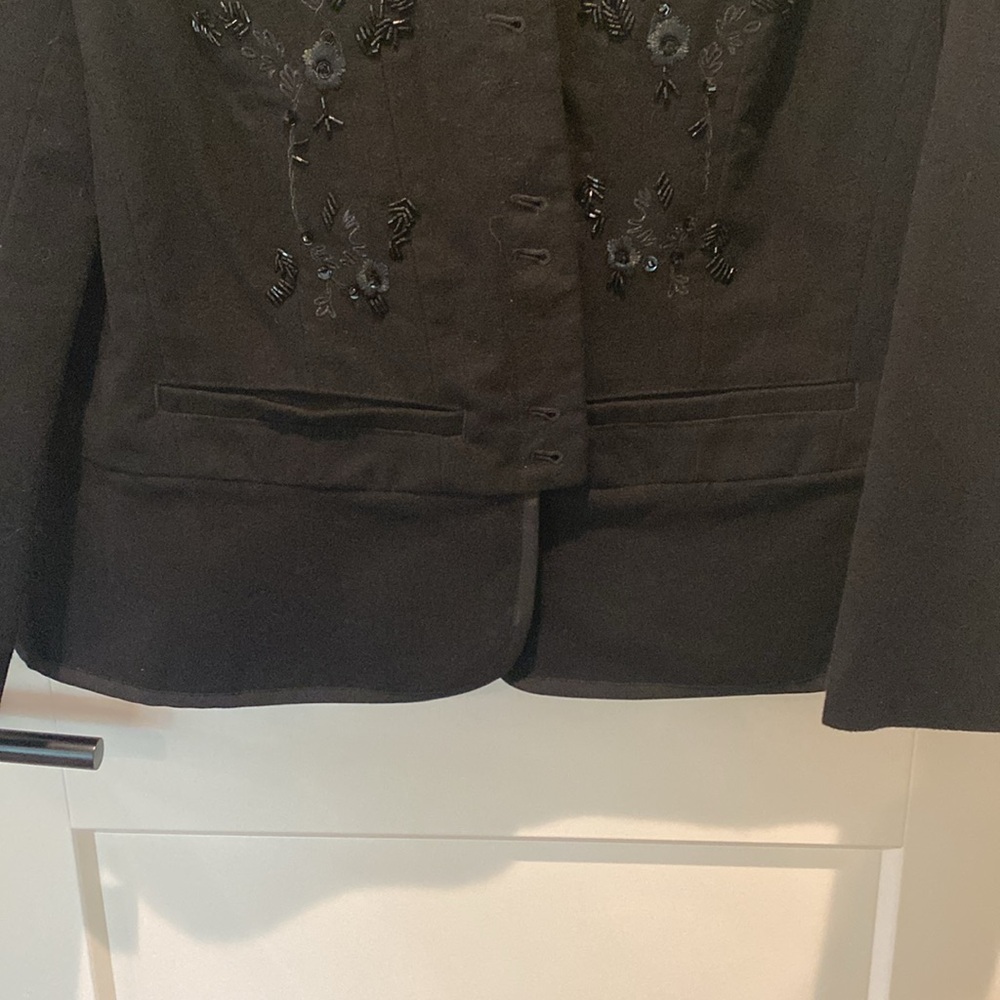 Josephine Chaus Ladies Blazer. Flowers out of Embroidery & Sequins on Front. - Picture 3 of 6